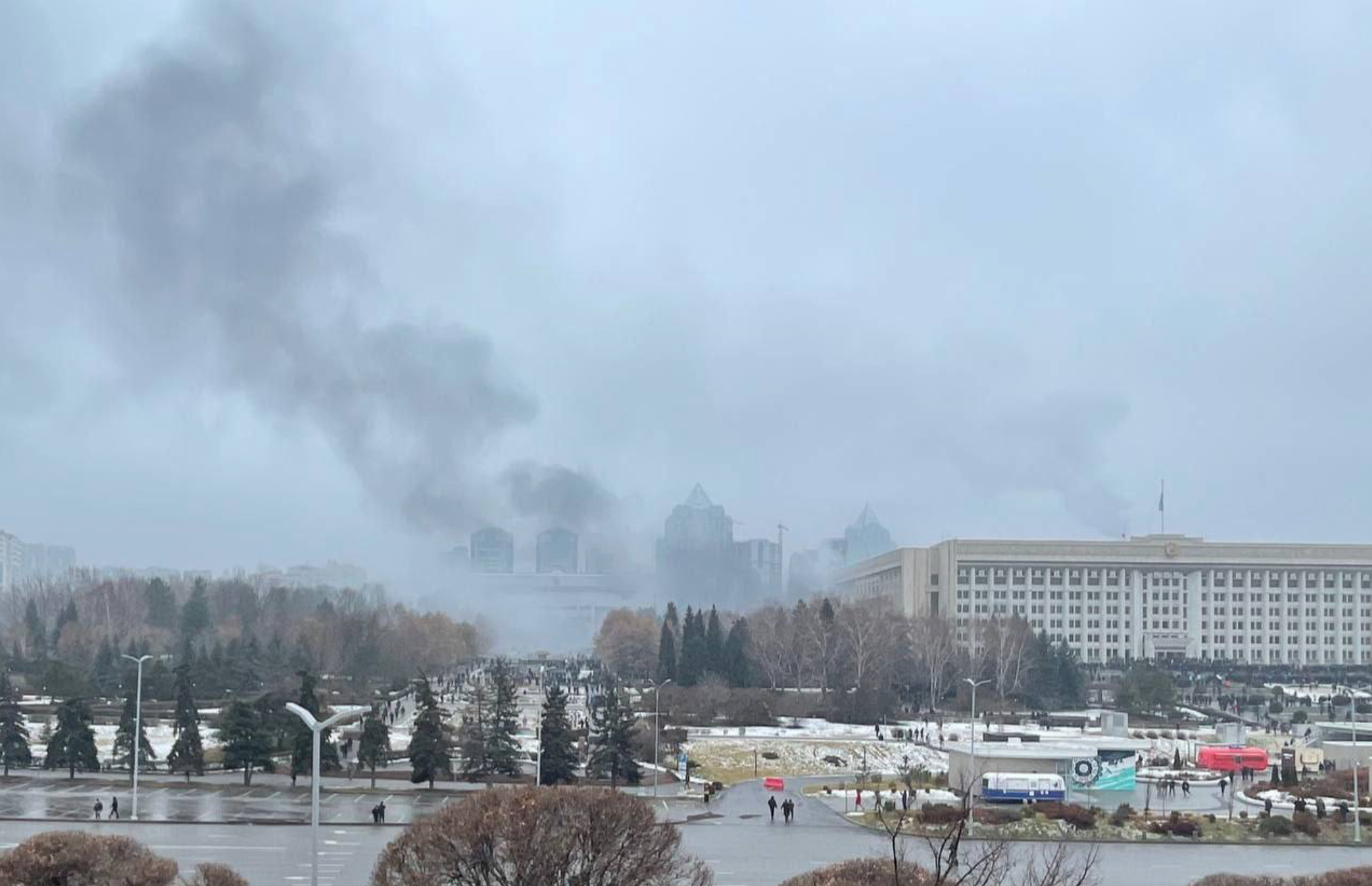 Казахстан накаляється. Барикади, штурми і поліція на боці народу: чи впаде влада